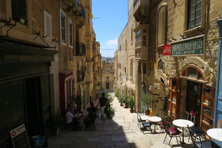 Eine schmale Gasse zwischen den barocken Häusern in Maltas Hauptstadt Valletta.