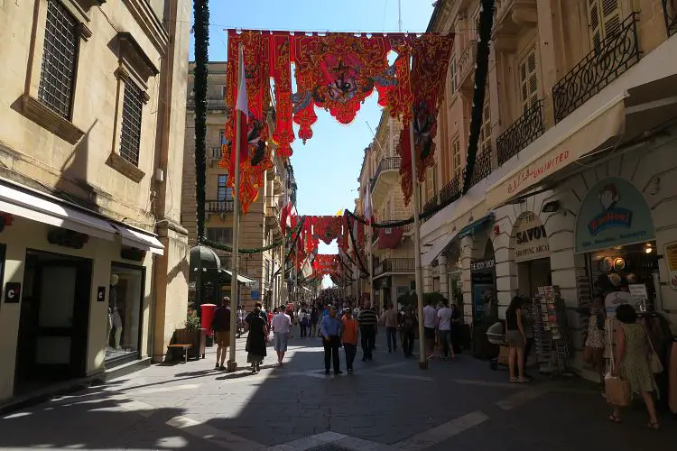 Die Triq Ir Repubblica ist die wichtigste Einkaufsstraße in der Hauptstadt von Malta, Valletta.