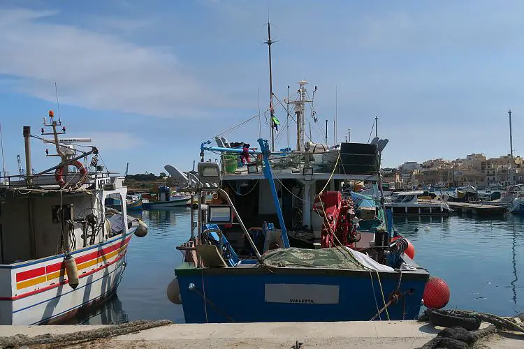 Fischerboote im Hafen.