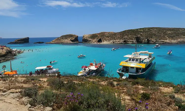 Boote an der türkisblauen Lagune auf Malta.