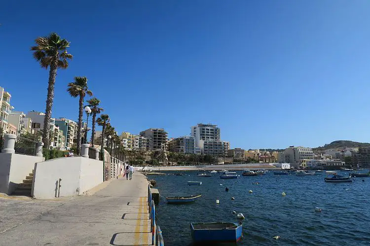 Die Promenade an der St. Pauls Bay mit Buggiba im Hintergrund.