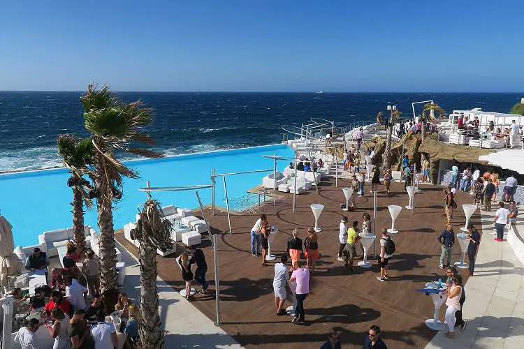 Der Pool und die Bar im Cafe Del Mar.