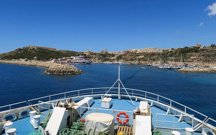 Blick vom Bug der Fähre auf den Hafen in Mgarr