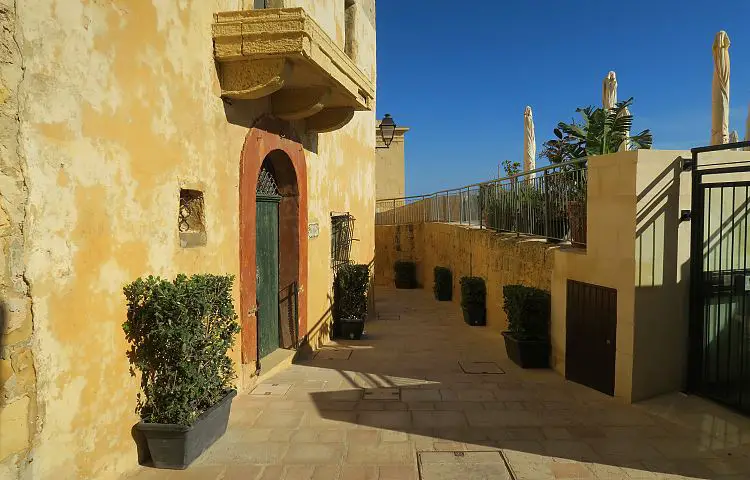 Gozo Tuere Eine grüne Türe mit einem braunen Rahmen in den sandfarbenen Mauern der Zitadelle in Victoria.