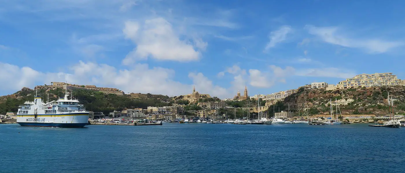 Die Fähre im Hafen von Mgarr auf Gozo mit der man während einem Urlaub auf der Insel ankommt.