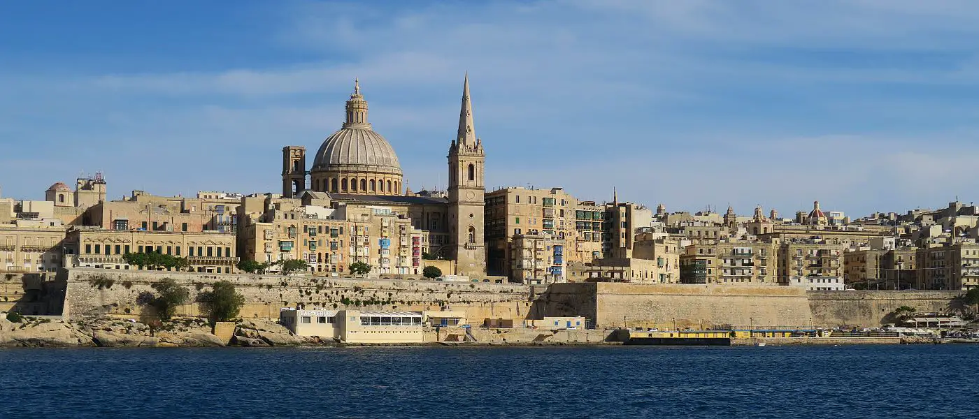 Die Skyline von Maltas Hauptstadt Valletta, mit ihren sandfarbenen Häusern und Mauern und der Küste am Marsamxett Hafen.