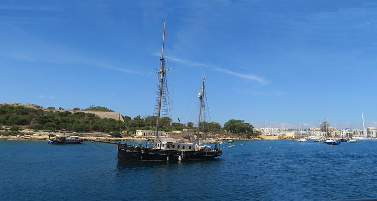 Ein Segelschiff liegt vor Manoel Island auf Malta vor Anker.