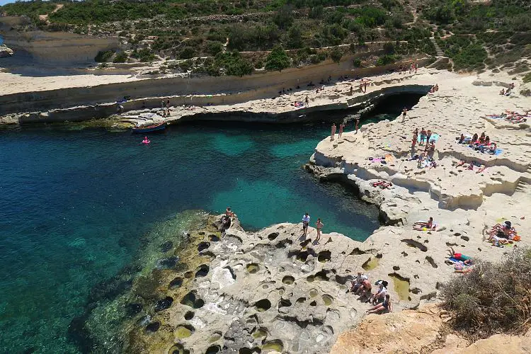 Der St. Peter´s Pool ist ein natürliches Steinbecken, direkt unterhalb der Klippen im Süden von Malta, am Meer.