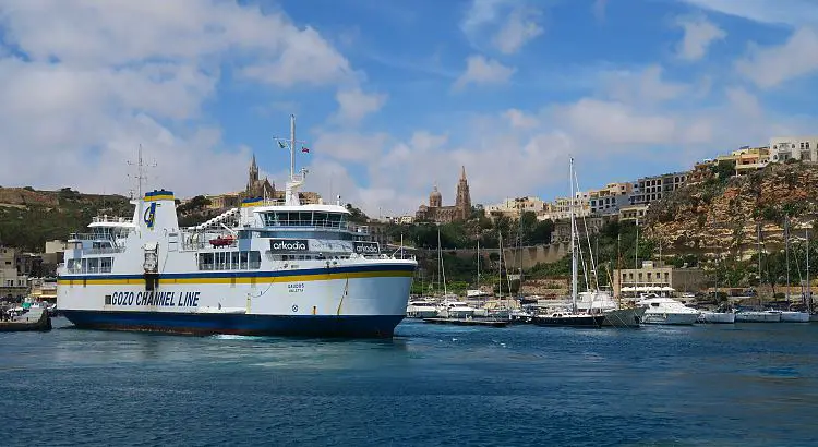 Der Blick vom Meer auf die Malta-Gozo Fähre im Hafen von Mgarr.