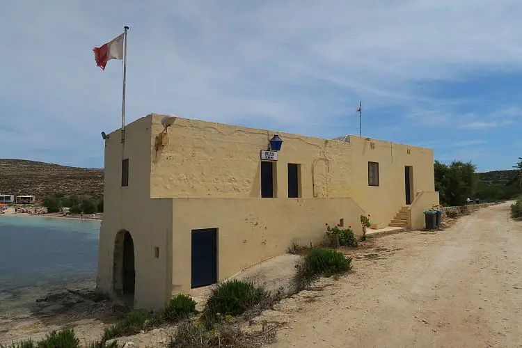 Die Polizeistation an der St. Marija Bay auf Comino, Malta.