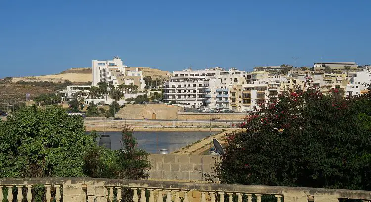 Qawra Hotel Küste Der Ort Qawra und die Küste.