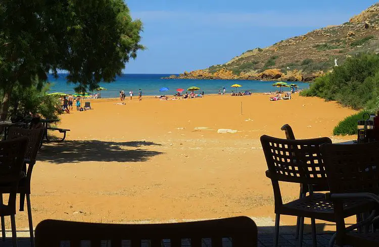 Ein Restaurant mit Blick auf den Ramla Bay Sandstrand.