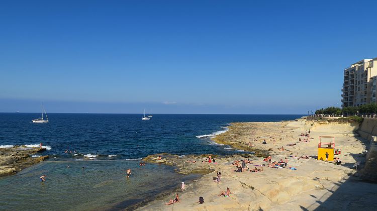 Der unter den Küstenmauern gelegene Felsenstrand an der Küste.