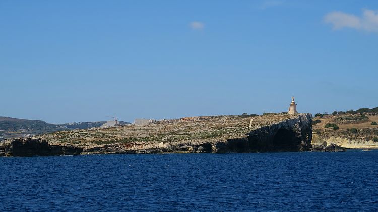 St. Paul´s Island mit einer Statue von Paulus, 100 Meter vor der Küste von Malta.