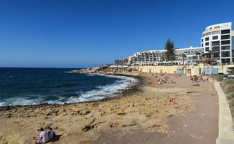 Ein Sandstrand mit Blick auf die St. Paul´s Bay und das Dolmen Resort Hotel.