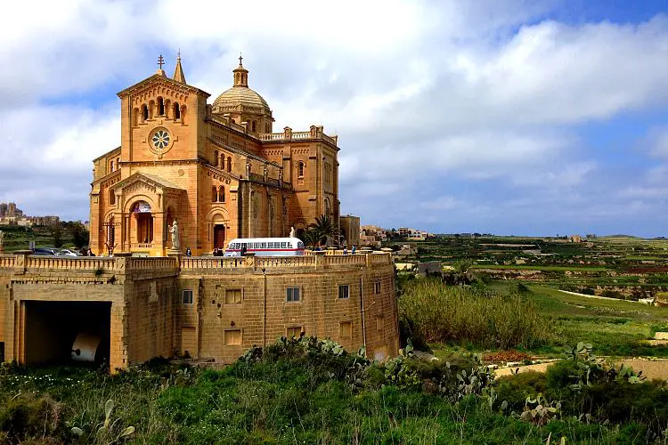 Ta Pinu Basilika, Gozo Die Ta Pinu Basilika gehort wegen ihrer Lage und dem Aussehen mit ihren sandfarbenen Steinen zu den interessantesten Sehenswürdigkeiten auf Gozo.