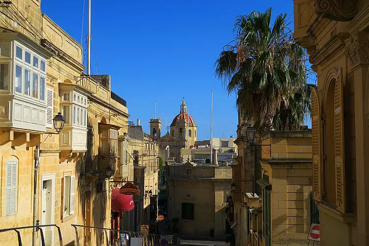 Victoria Gozo Innenstadt Eine Gasse in der Innenstadt mit den typischen, sandfarbenen Häusern.