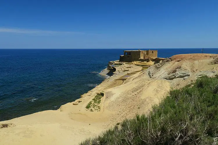Die Xwejni Bay ist eine Felsbucht mit einem Kiesstrand.