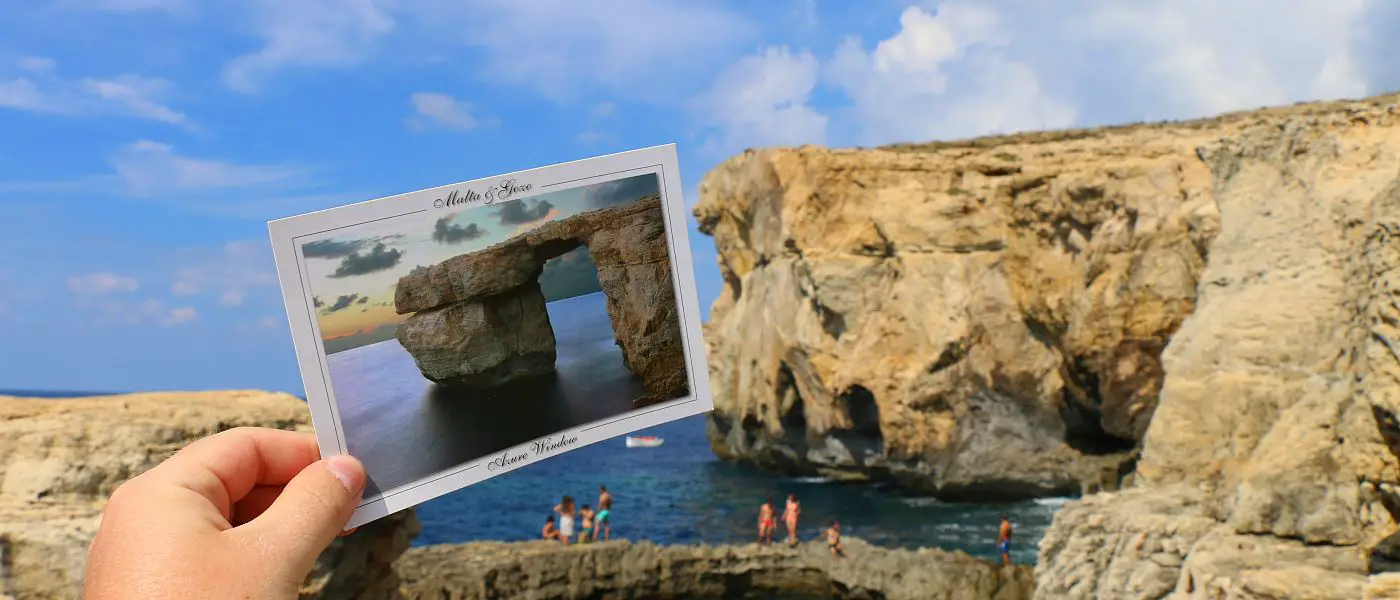 Die Landschaft am eingestürzten Azure Window auf Gozo und eine Postkarte mit einem Bild des Felsentors. Es war das landschaftliche Wahrzeichen von Malta.