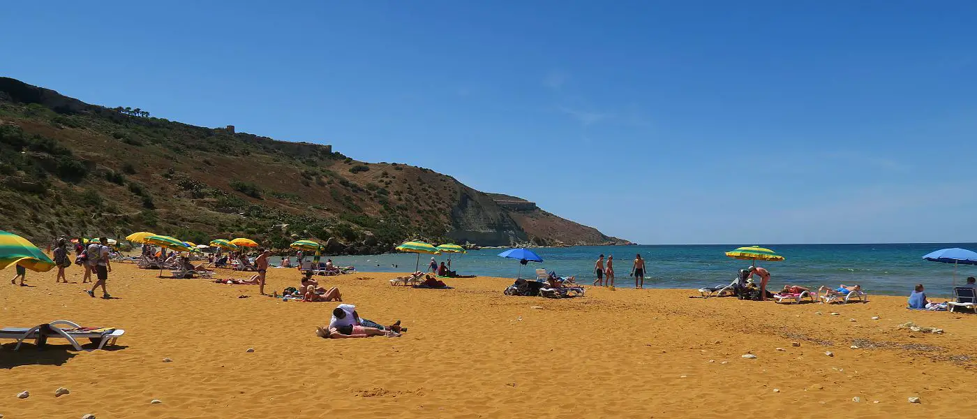 Der rötlich gefärbte Sand am Ramla Bay Strand ist auf Gozo am bekanntesten.