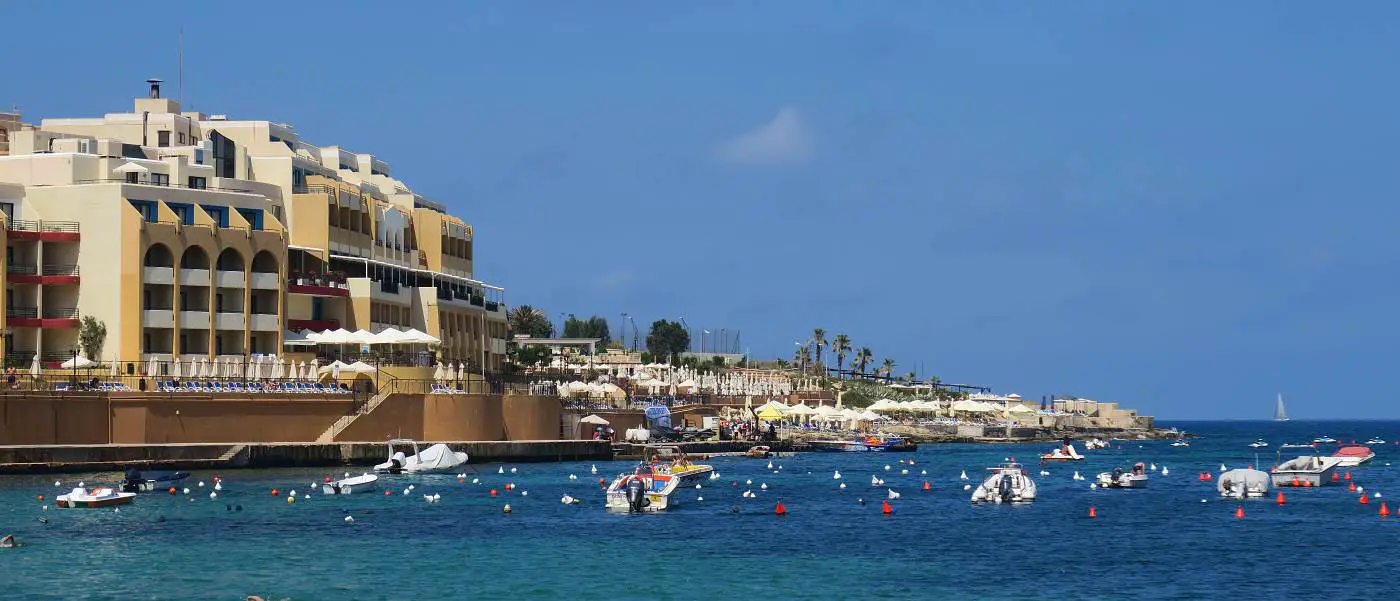 Hotel an der St. George´s Bay in St. Julian´s, direkt am Meer mit Segelschiffen