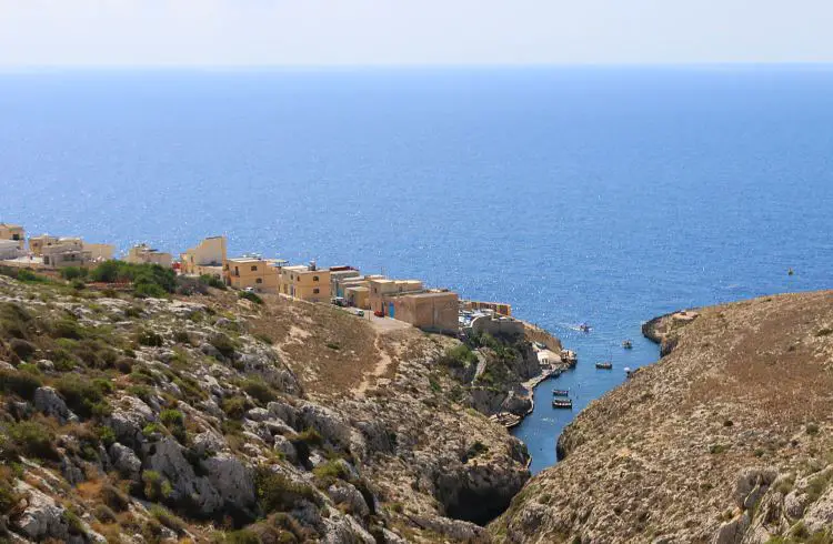 Siedlung an der Blauen Grotte, direkt am Meer mit Restaurants und Cafes