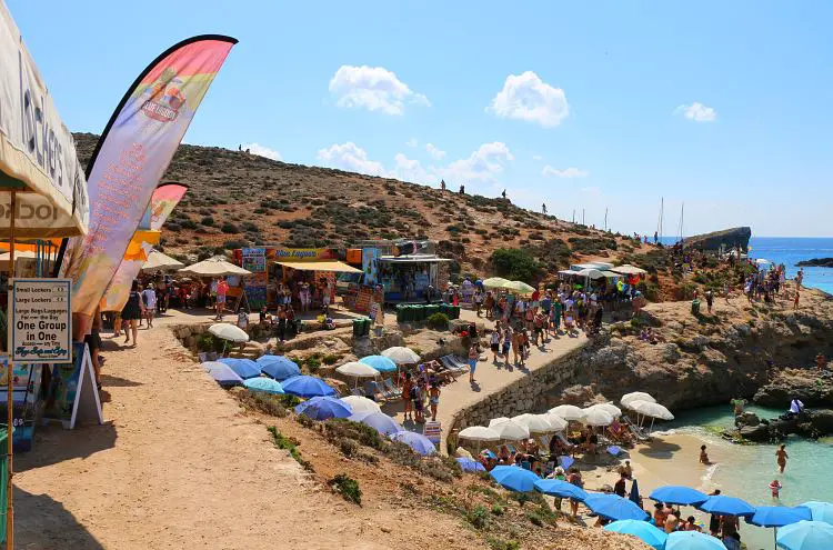 Imbissstände, Eis, Cocktails, Sonnenliegen, Sandstrand