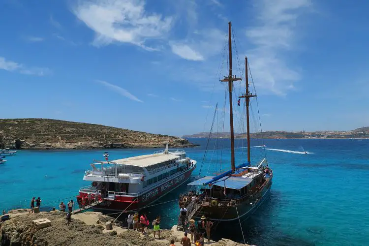 Ein Segelschiff und eine Fähre an der Blauen Launge