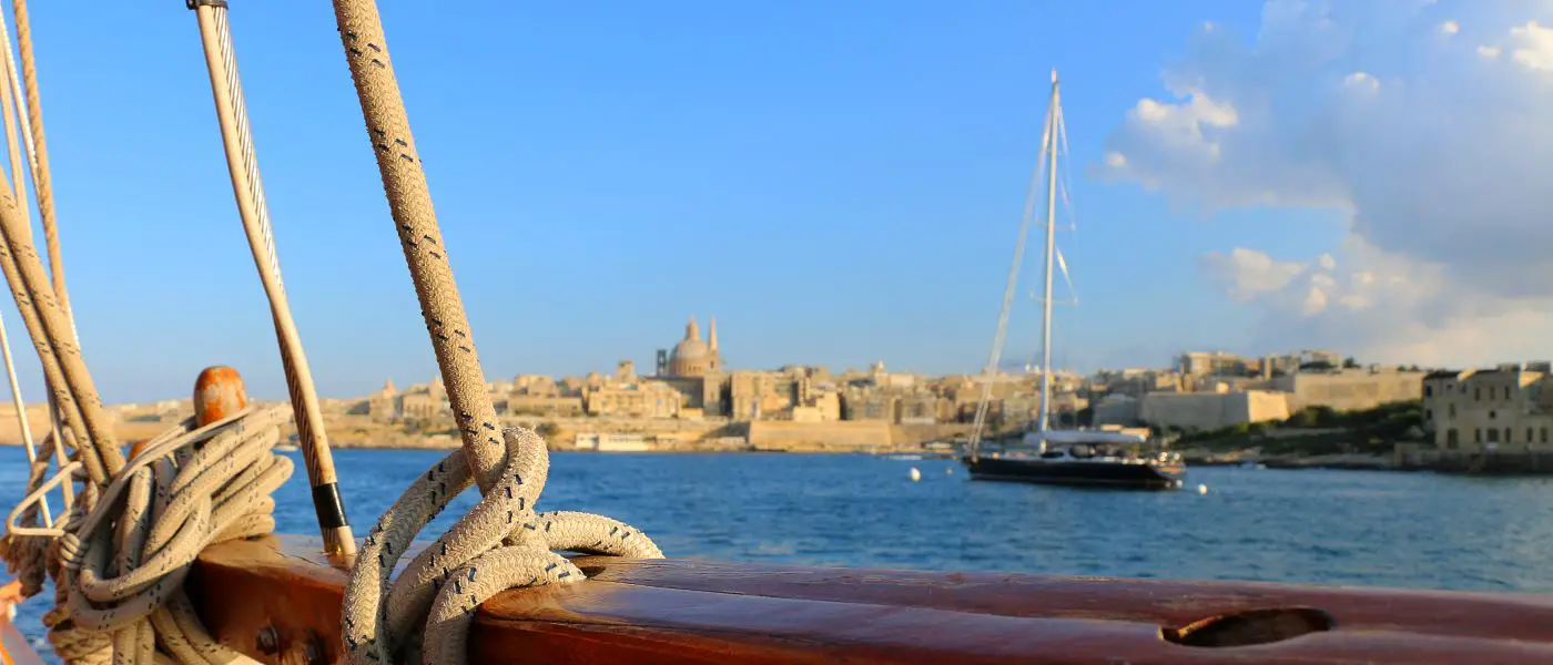 Blick von einem Segelschiff im Marsamxett Hafen in Sliema auf Maltas Hauptstadt Valletta.