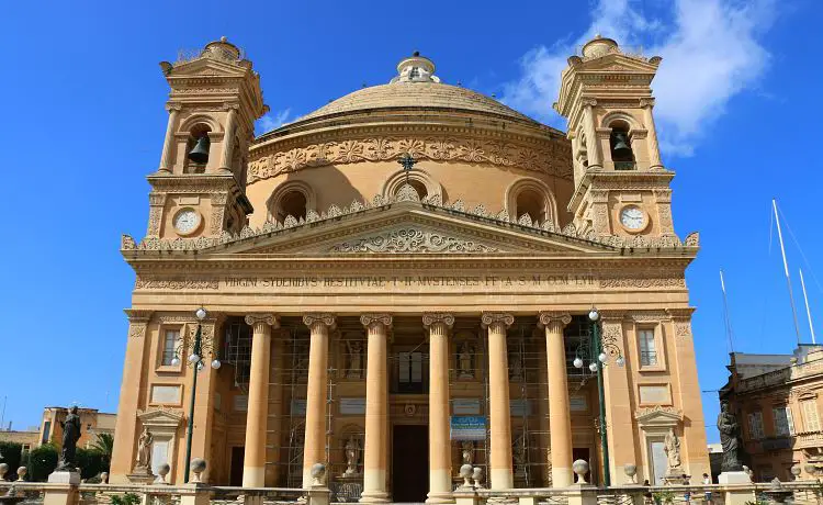 Die Frontansicht der Rontunda ähnelt dem Pantheon in Rom, mit Säulen. 
