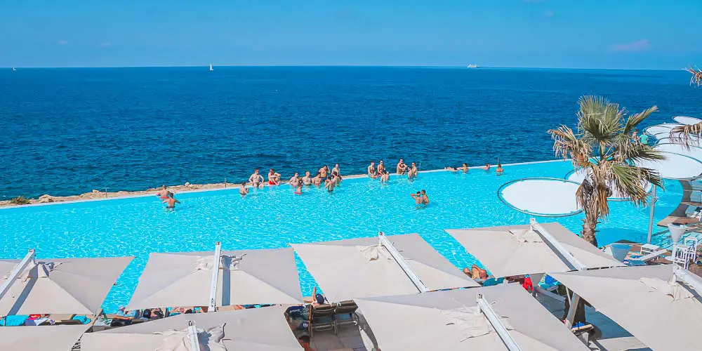 Pool des Cafe del Mar auf Malta