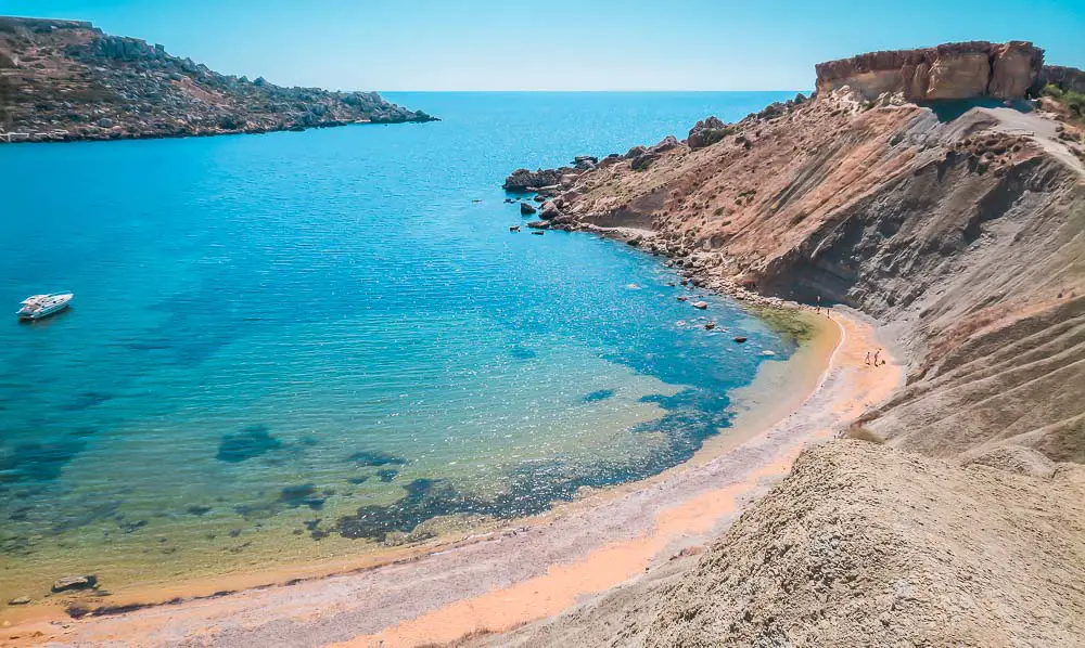 Clay Cliffs Strand mit dem Meer und einem Boot