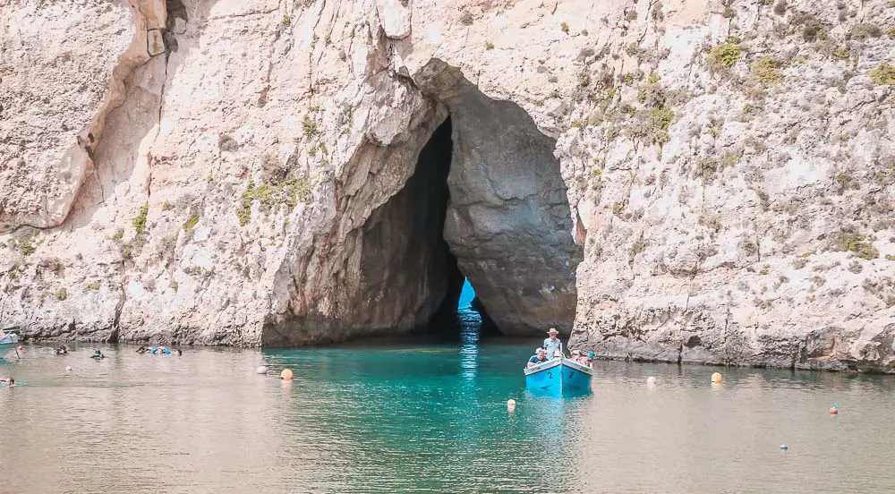Dwejra Bay auf Gozo Inland Sea mit Strand in der Dwejra Bay auf Gozo, Malta