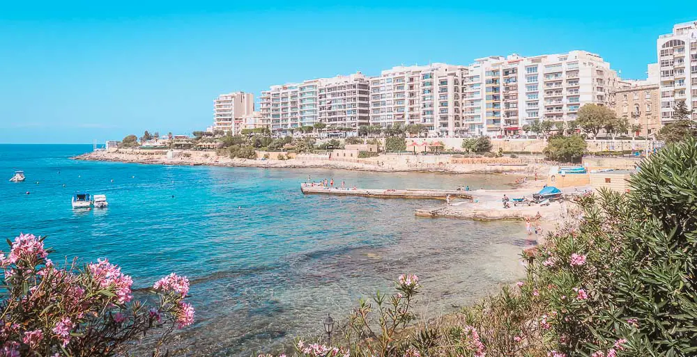 Exiles Bay Bucht mit Meer und dem Häusern in Sliema