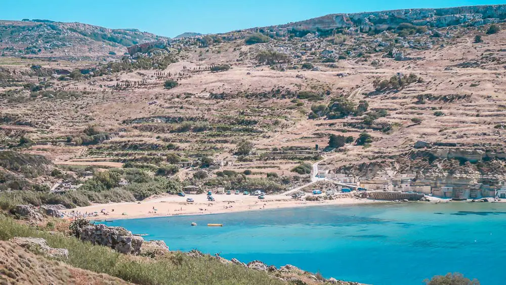 Gnejna Bay Sandstrand mit den umliegenden Hügeln und dem Meer