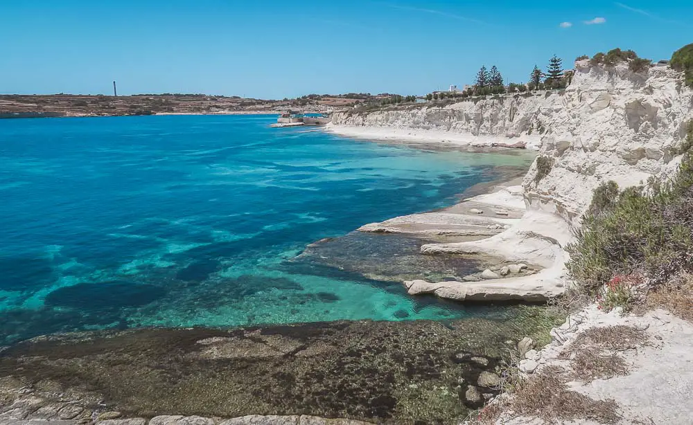 Weißer Strand und weiße Klippen am türkisblauen Meer der St. Thomas Bay