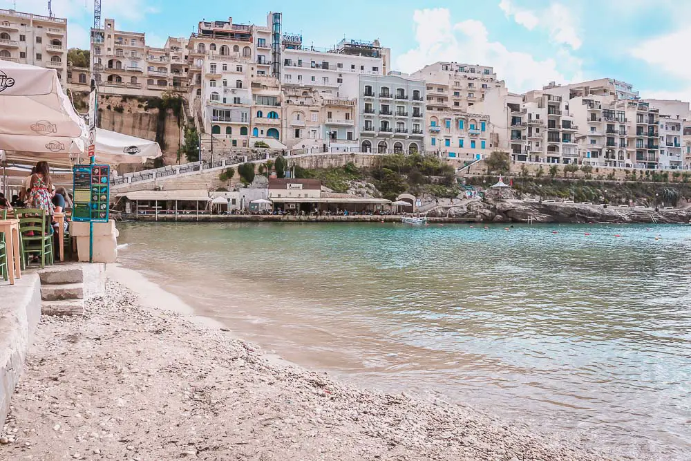 Kleiner Sandstrand an der Xlendi Bay in Malta