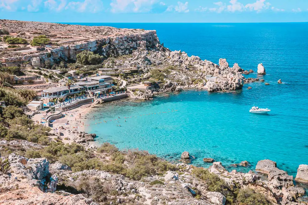 Paradise Bay in Mellieha auf Malta Paradise Bay mit dem Meer davor