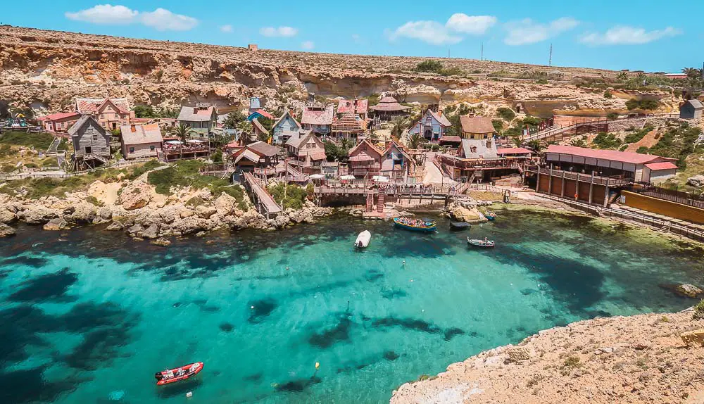 Popeye Village und Anchor Bay mit dem Meer und Strand