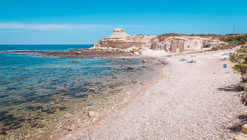 Xwejni Bay Sandstrand mit Sonnenliegen und dem Meer