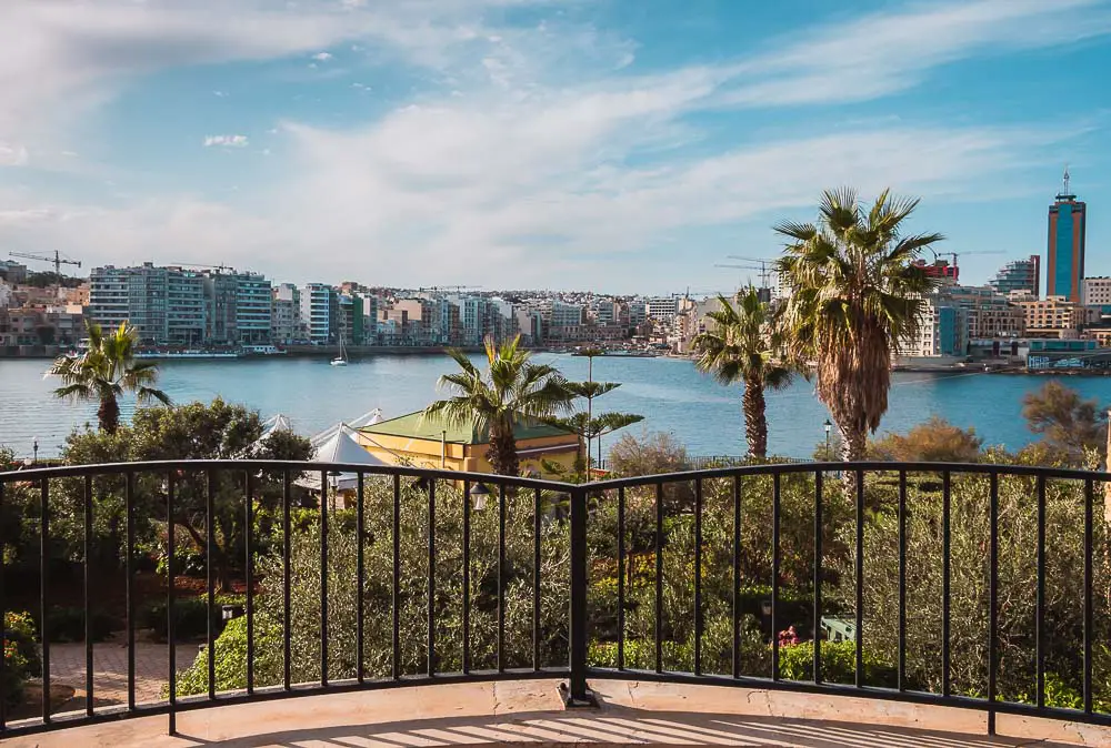 Blick von Sliema Richtung St. Julian s in Malta Blick von Sliema Richtung St. Julian s in Malta