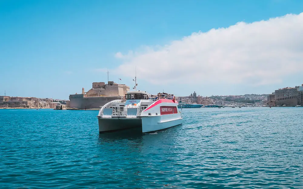 Fähre im Hafen von Valletta in Malta