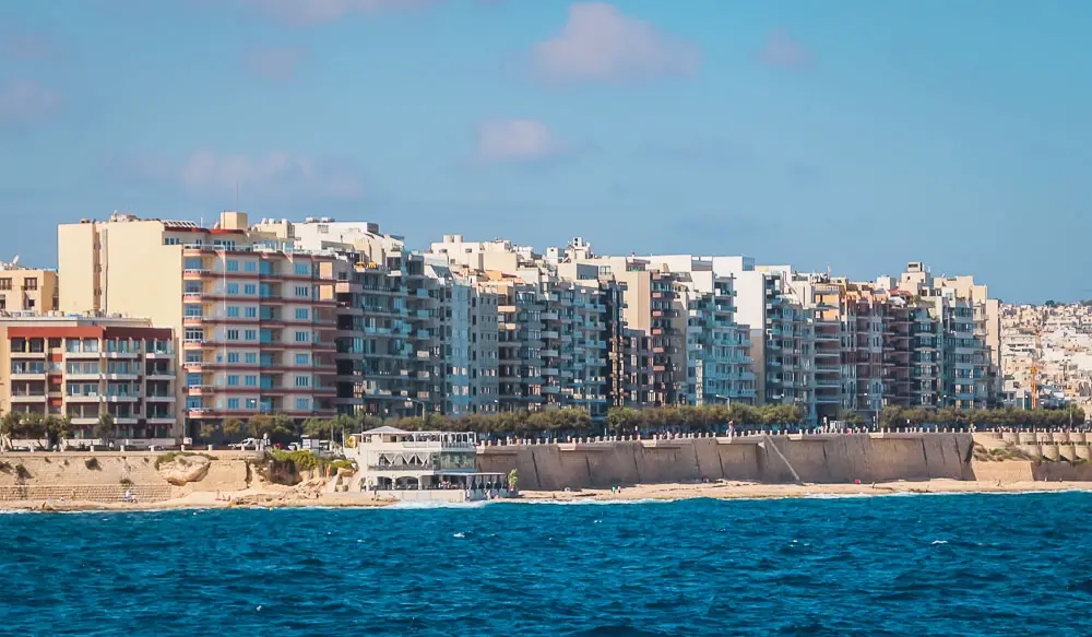 Häuser an der Küste von Sliema in Malta