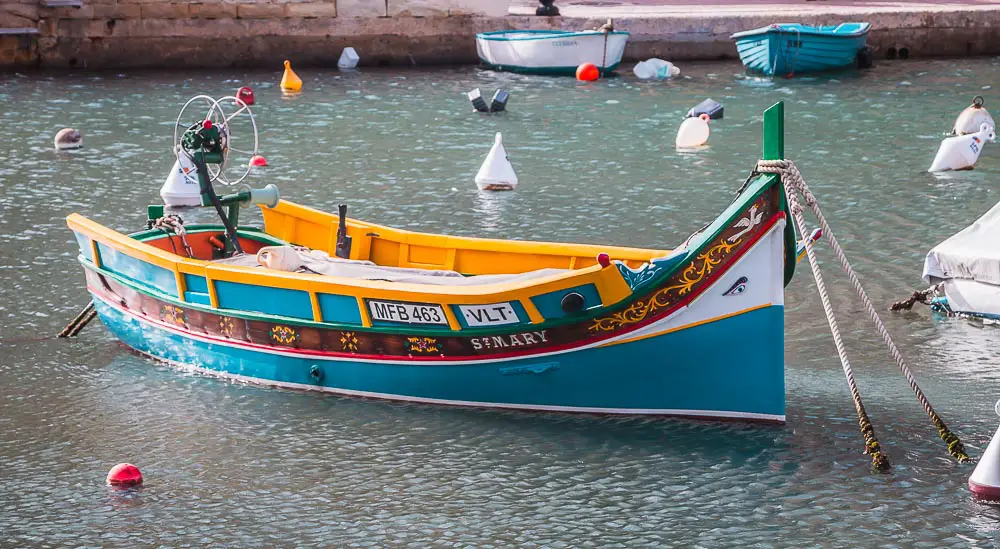 Luzzu Boot in der Spinola Bay in St Julian s in Malta