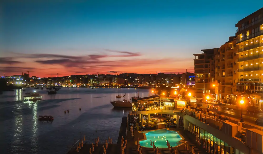 Sliema auf Malta in der Nacht