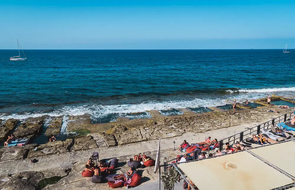 Steinstrand an der Küste von Sliema in Malta