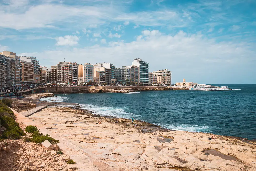 Steinstrand in Sliema in Malta Steinstrand in Sliema in Malta