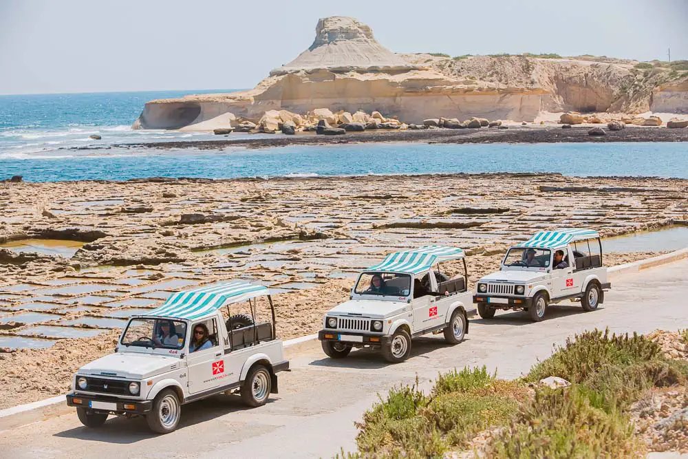 Jeeps an der Küste von Gozo in Malta