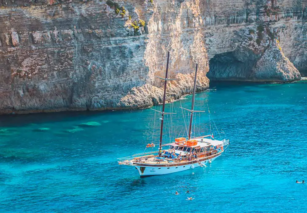 Segelschiff an der Küste von Malta