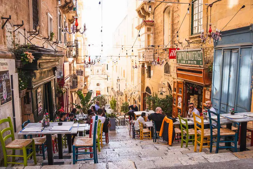 Im Freien sitzen in einem Cafe in Valletta im Winter in Malta Im Freien sitzen in einem Cafe in Valletta im Winter in Malta